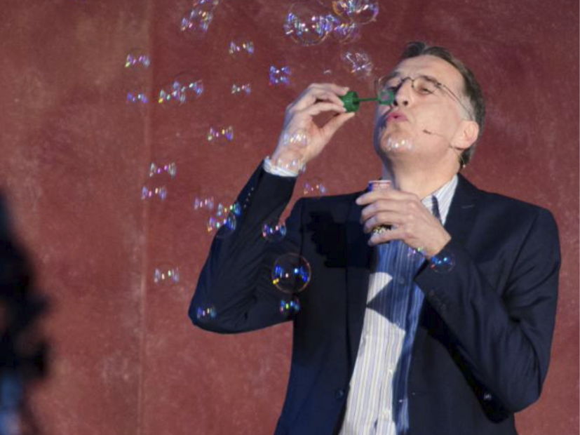 Pfarrer Schöppel bläst Seifenblasen